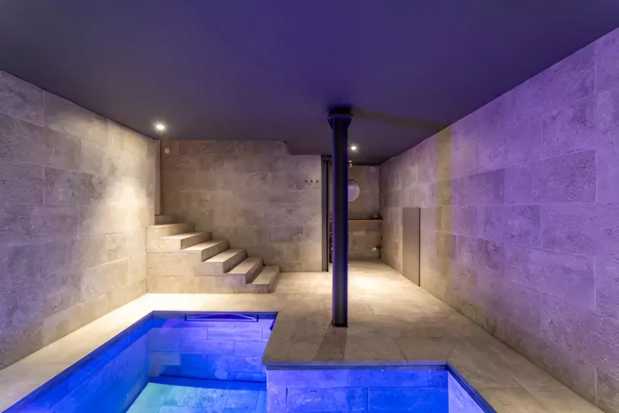 piscine intérieure en sous-sol