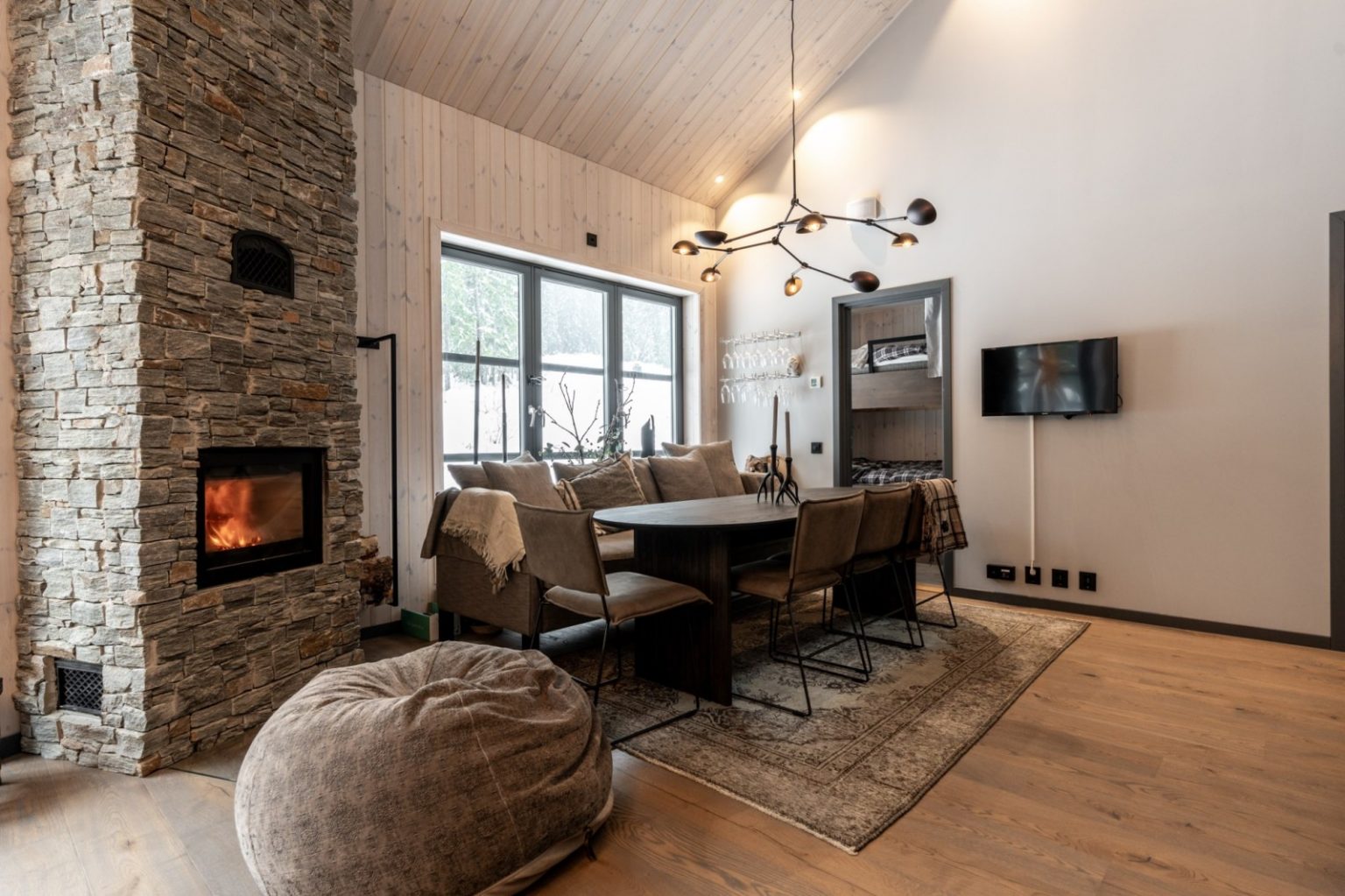 salle à manger avec cheminée moderne appartement montagne
