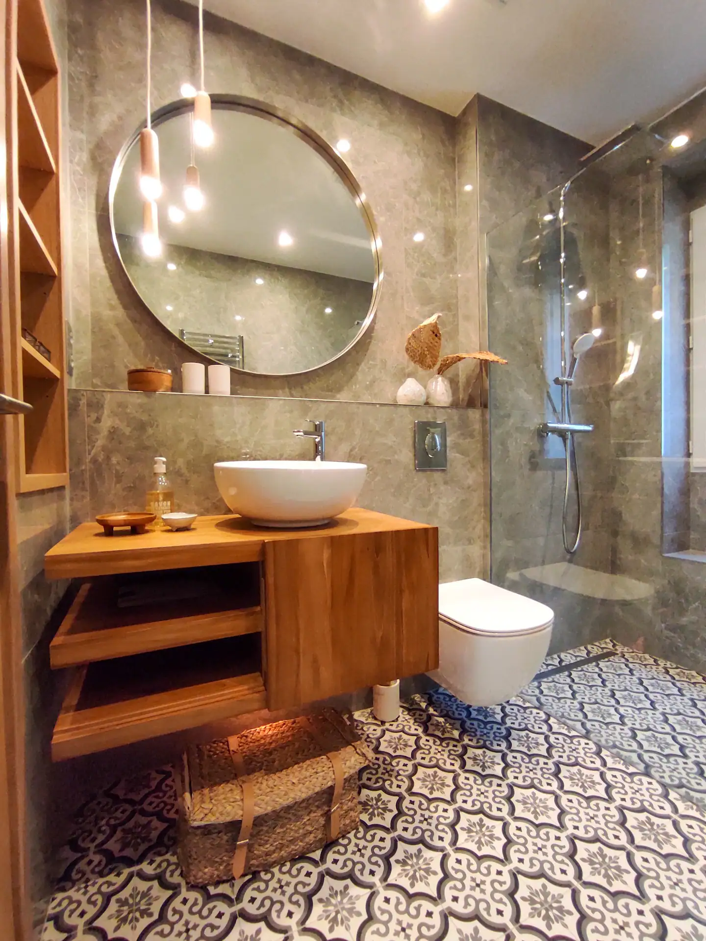 salle de bain avec carreaux de ciment décoration contemporaine