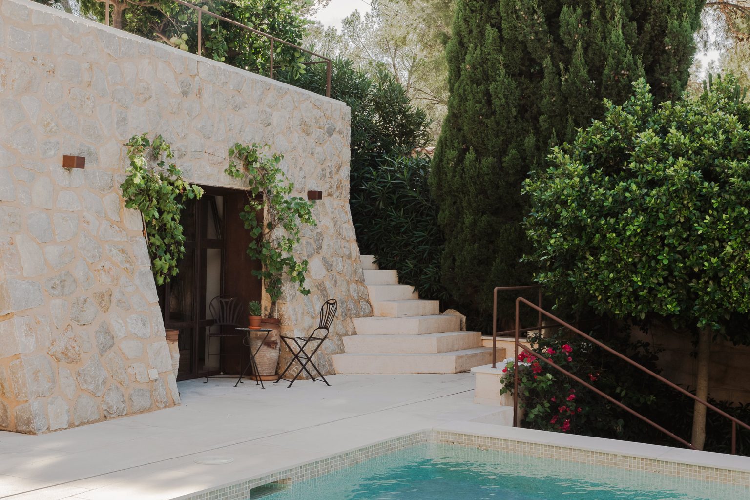 jardin maison méditerranéenne avec piscine