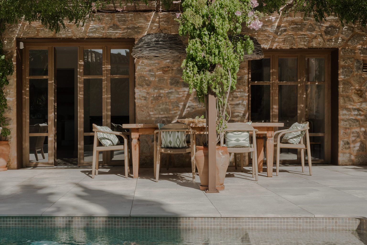 terrasse avec pergola métal maison méditerranéenne avec piscine