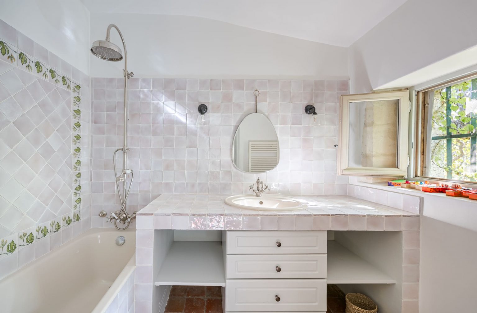 salle de bain avec zelliges blanches maison en Provence