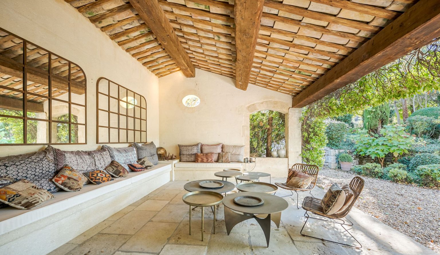 terrasse avec poutres maison en Provence
