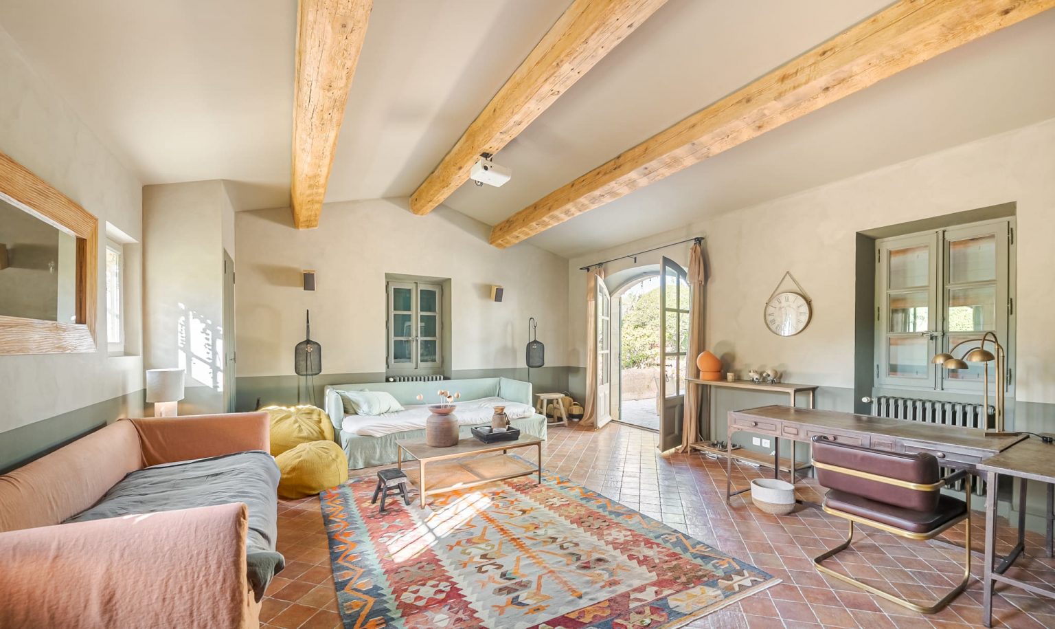 salon avec poutres maison en Provence