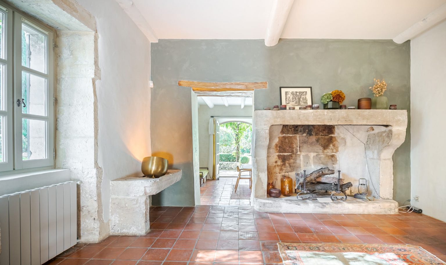 salon avec cheminée ancienne en pierre maison en Provence