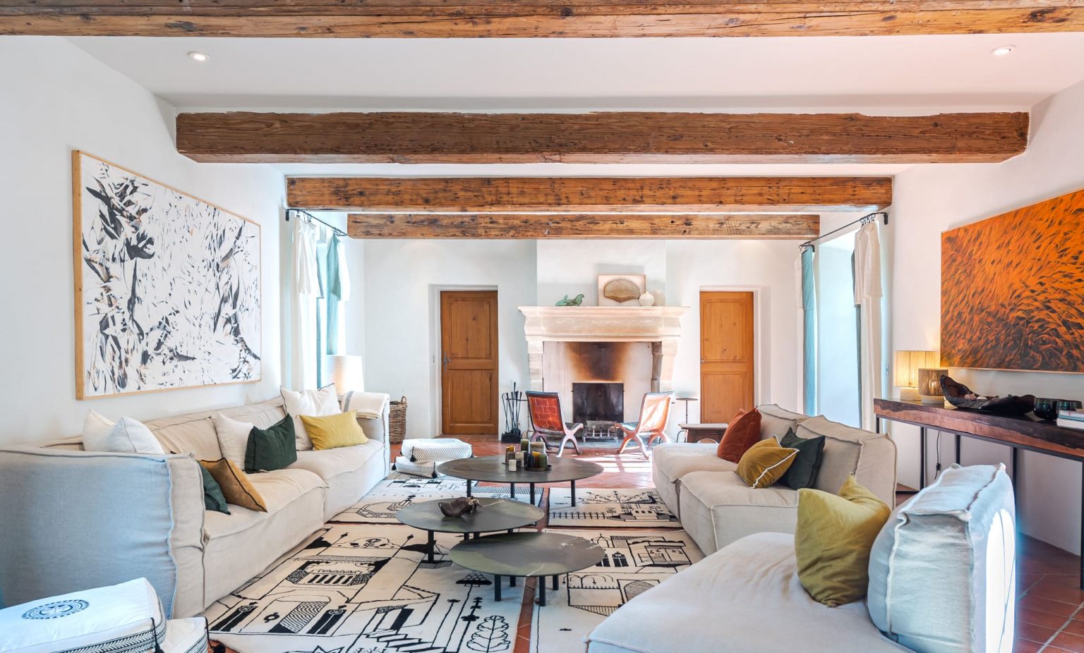 salon contemporain avec poutres maison en Provence