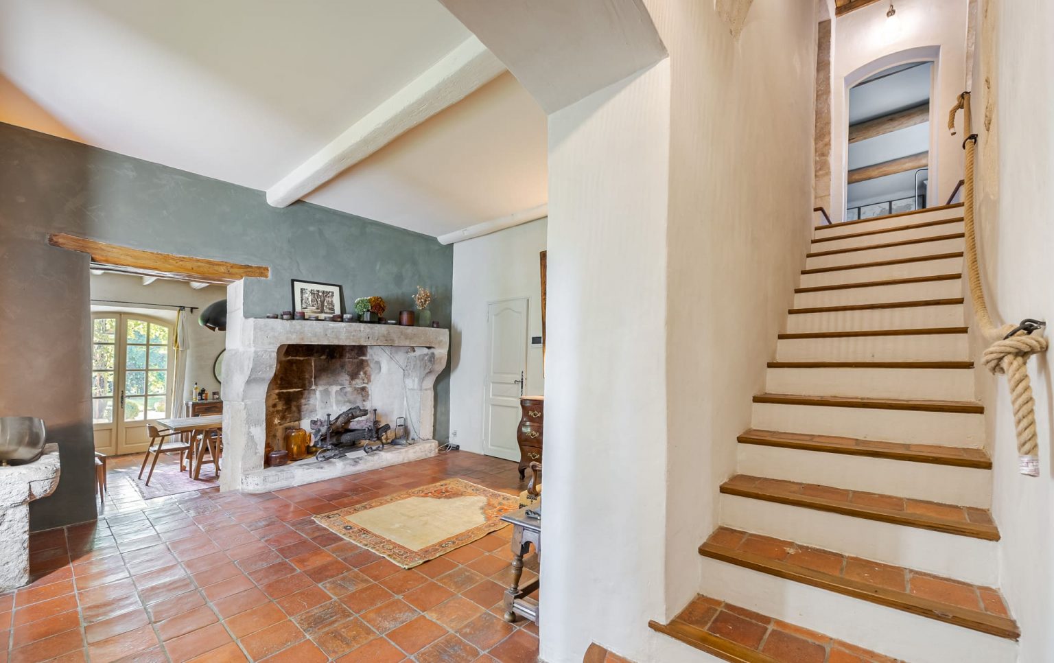 entrée avec escalier terre cuite maison en Provence