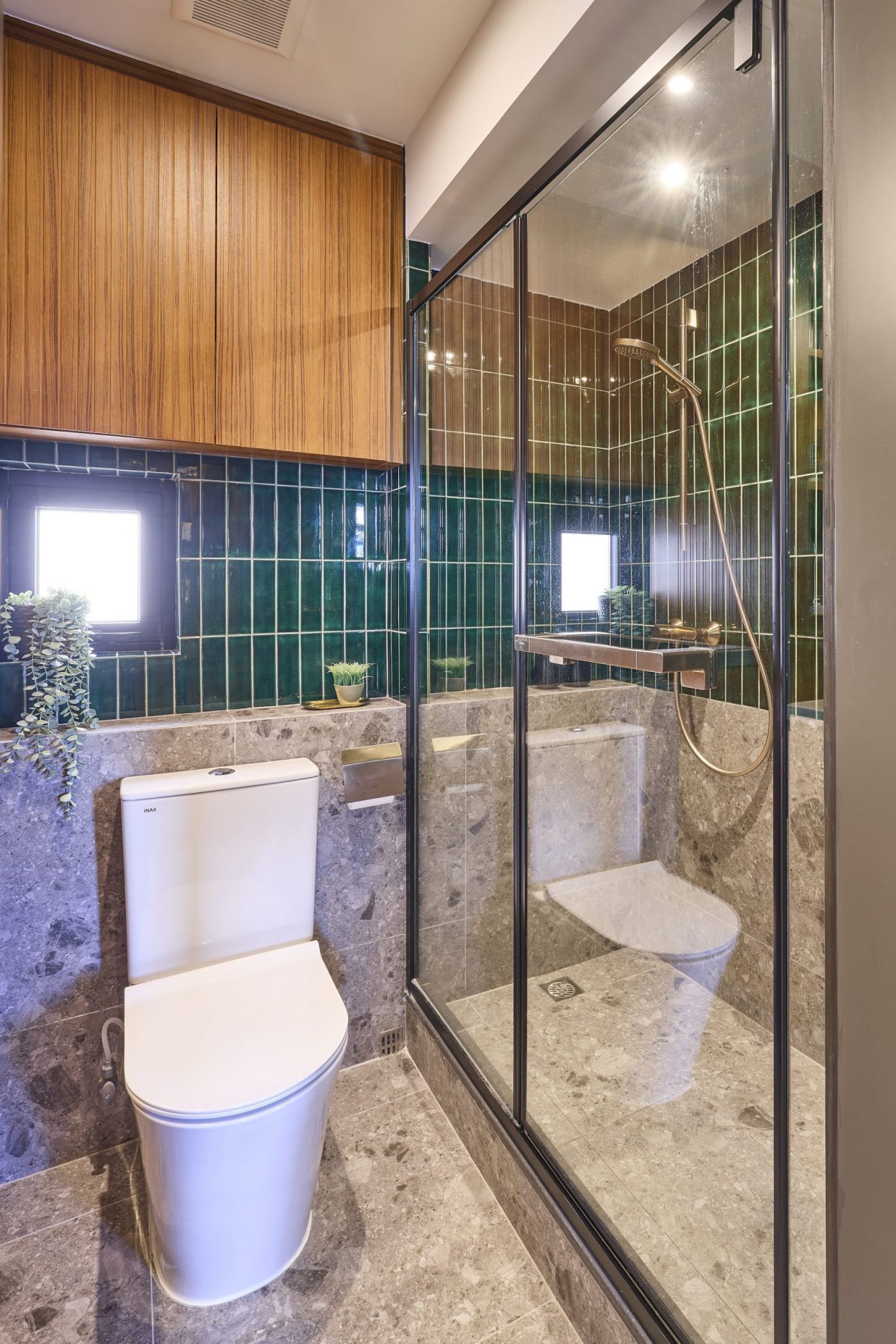salle de bain vert et bois décoration contemporaine
