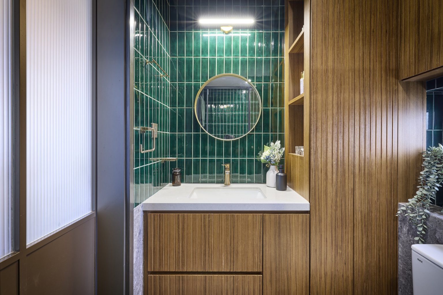 salle de bain vert et bois décoration contemporaine