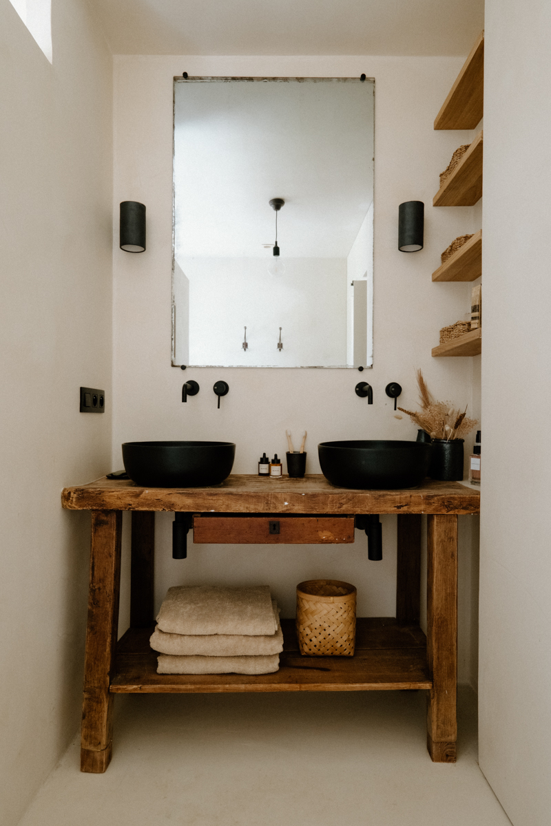salle de bain avec vieil établi décoration naturelle