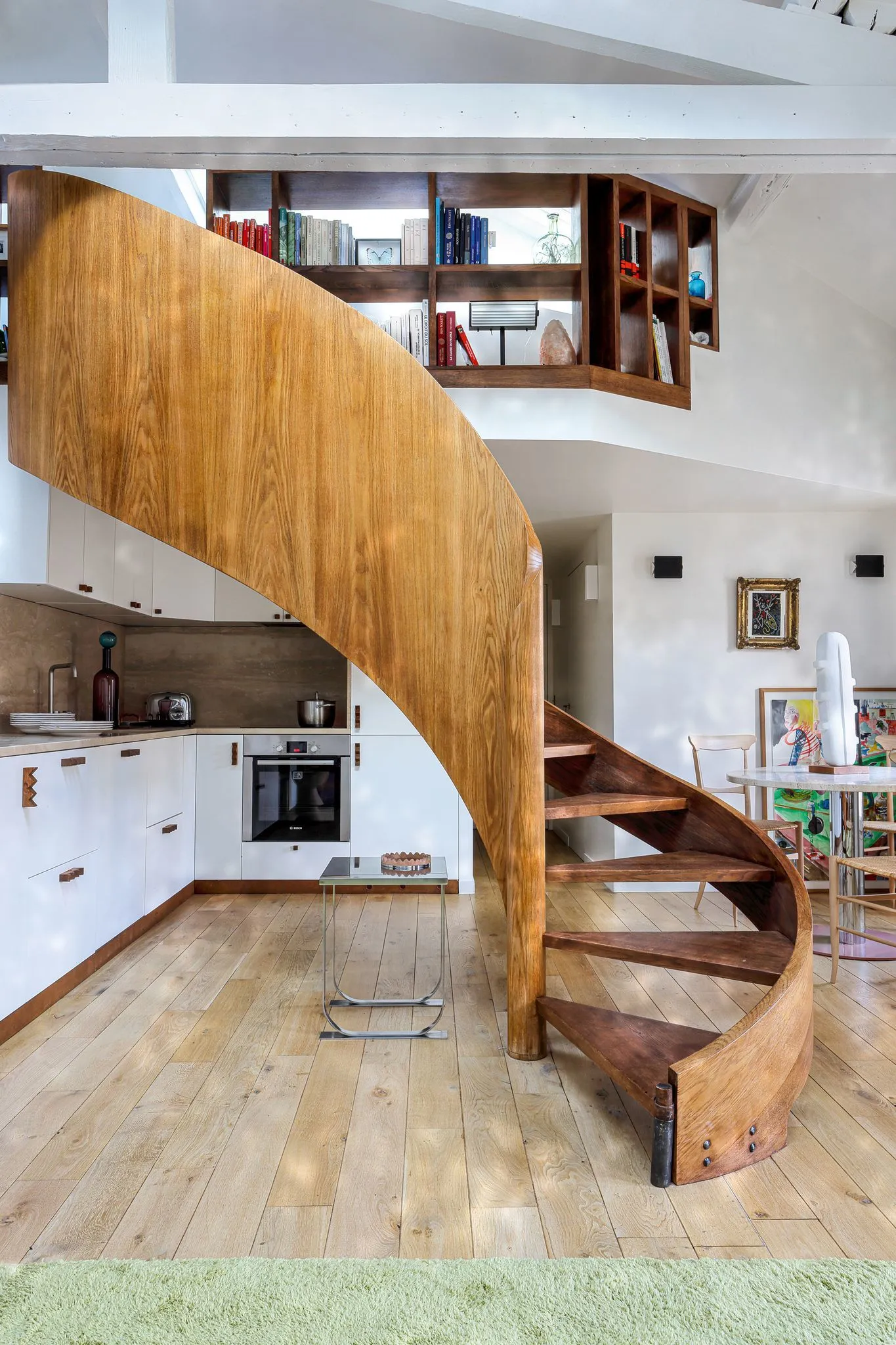salon avec escalier design en bois