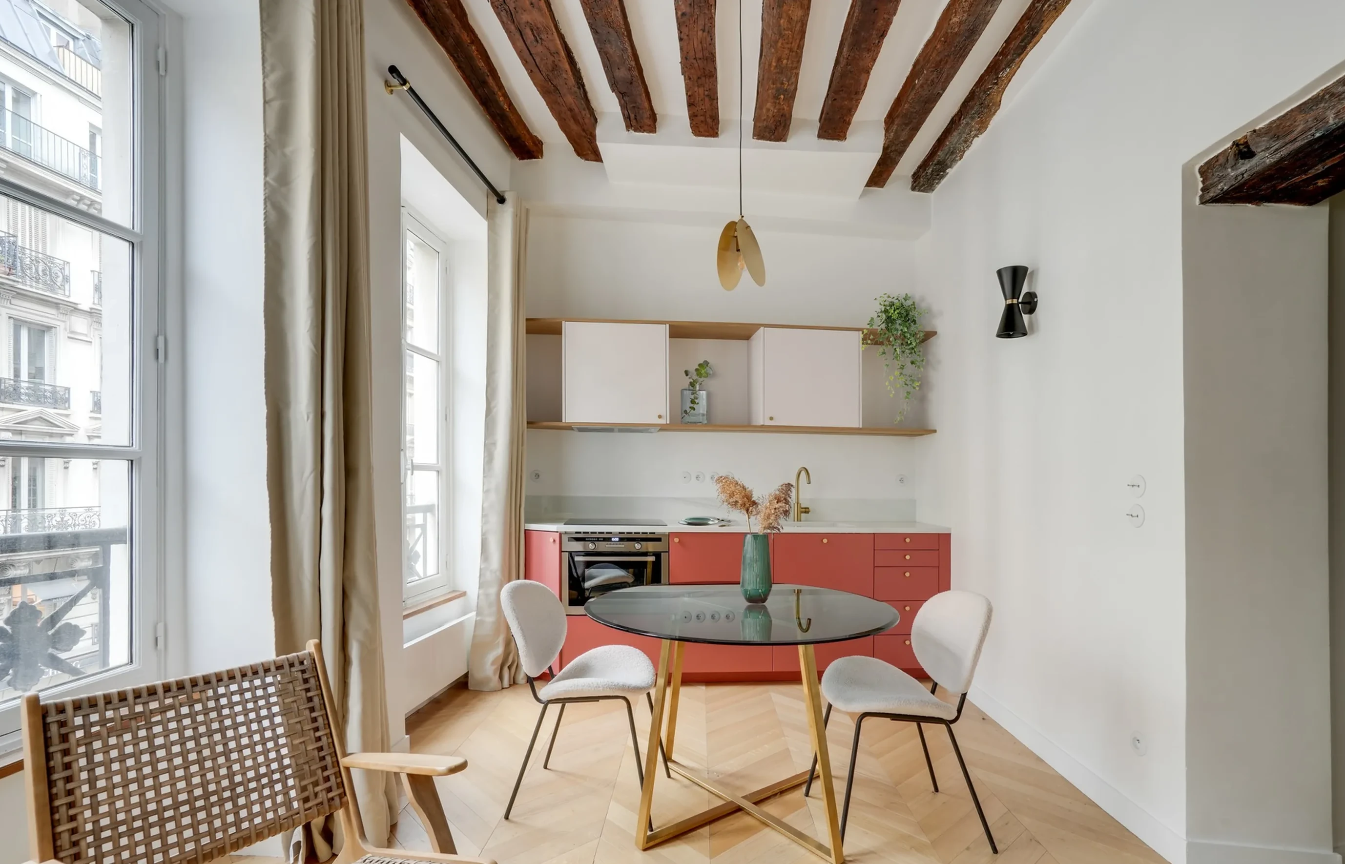 salon avec cuisine ouverte et poutres appartement de 35m2 à Paris