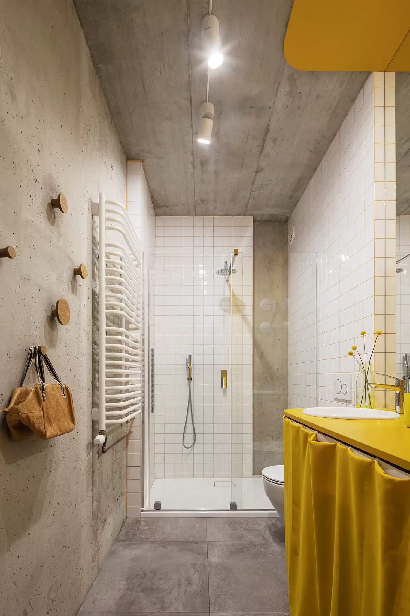 salle de bain béton et jaune
