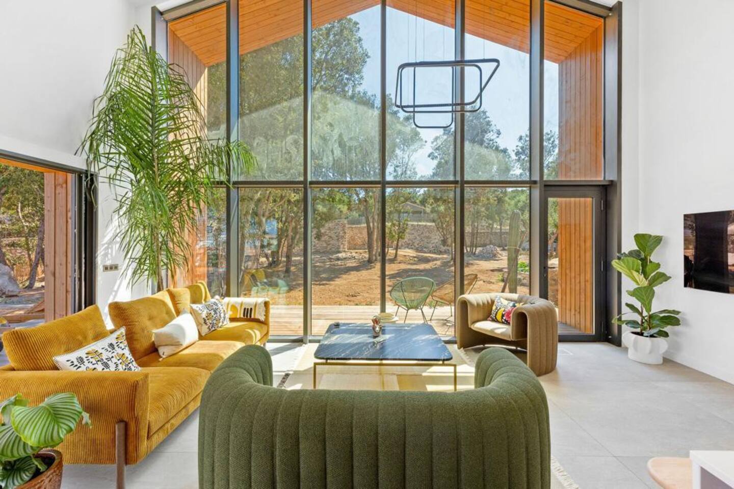 salon maison contemporaine en Corse avec pignon vitré