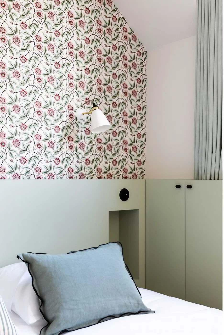 chambre avec papier-peint appartement 30m2 Paris