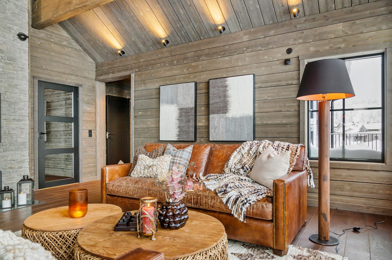 salon avec canapé cuir murs bois