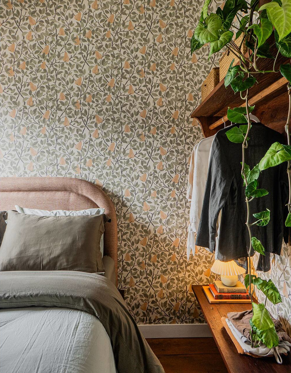chambre avec papier-peint décoration rustique chic