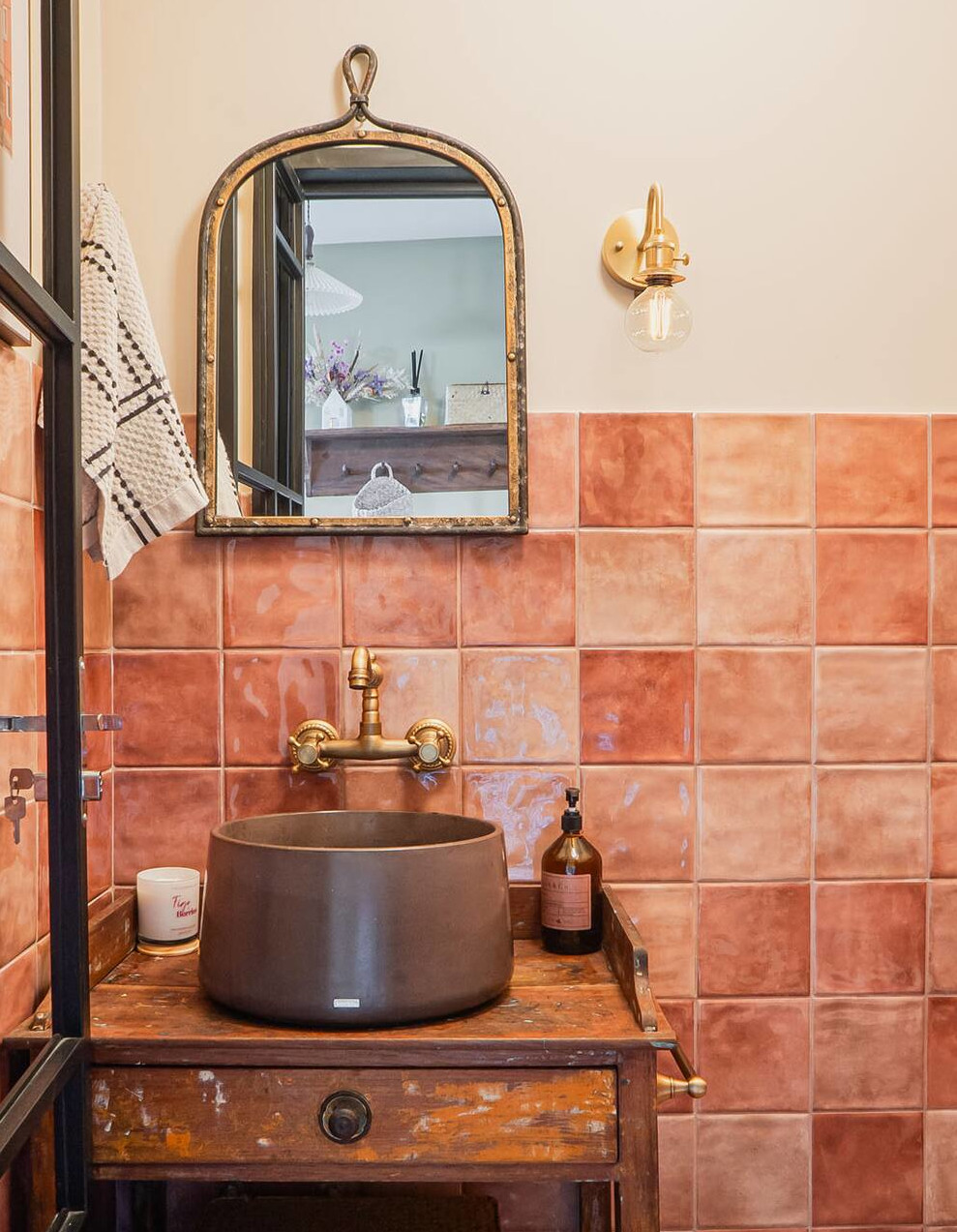 salle de bain terracotta décoration rustique chic