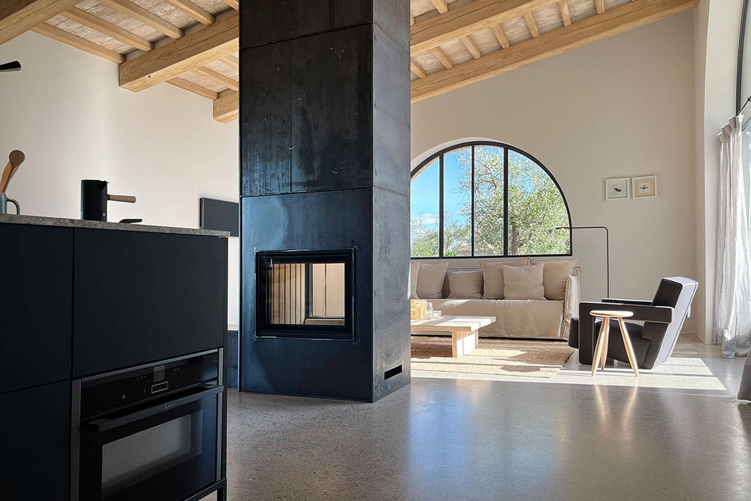 salon avec cheminée acier noir décoration contemporaine