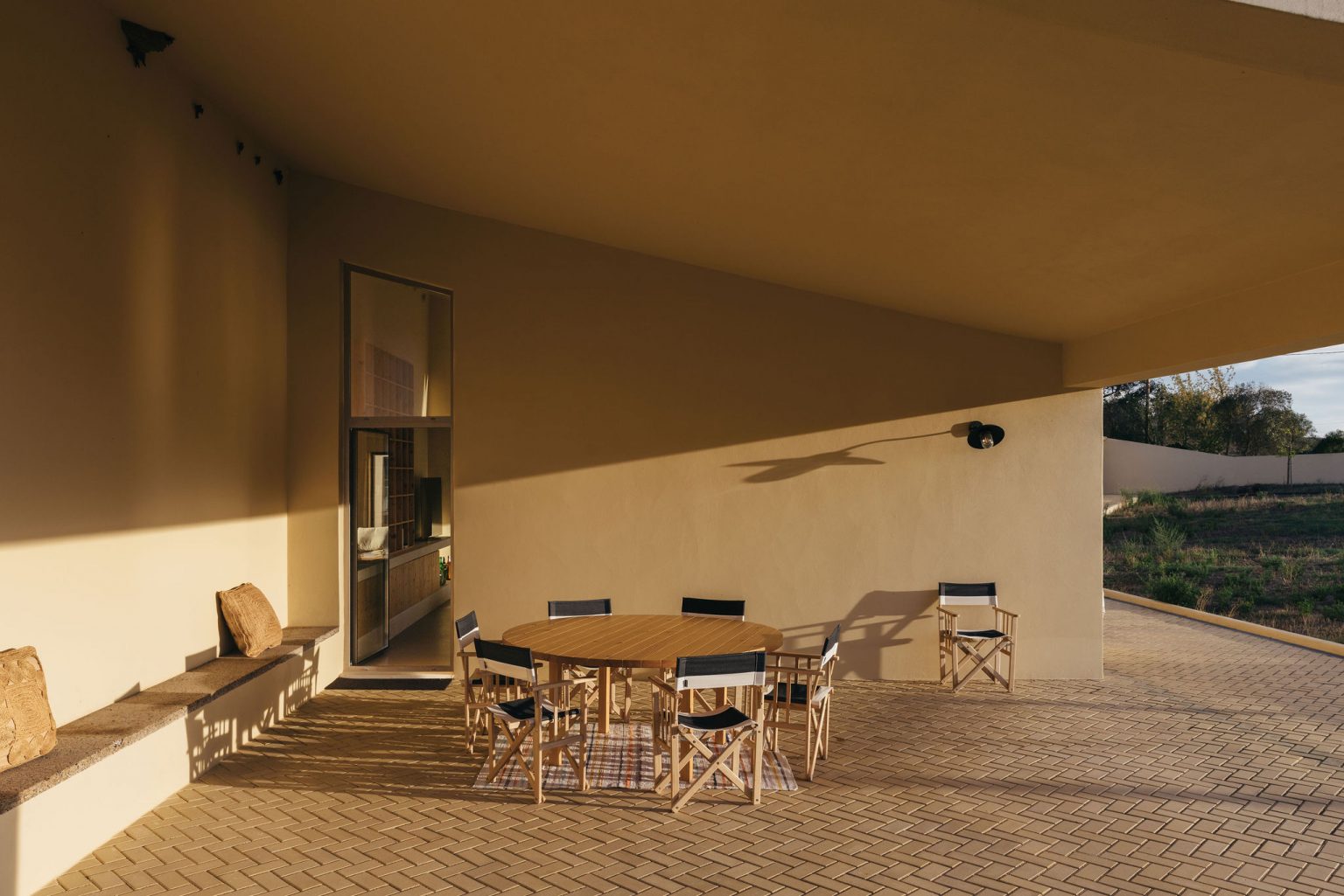 terrasse maison Portugal décoration contemporaine couleurs de terre