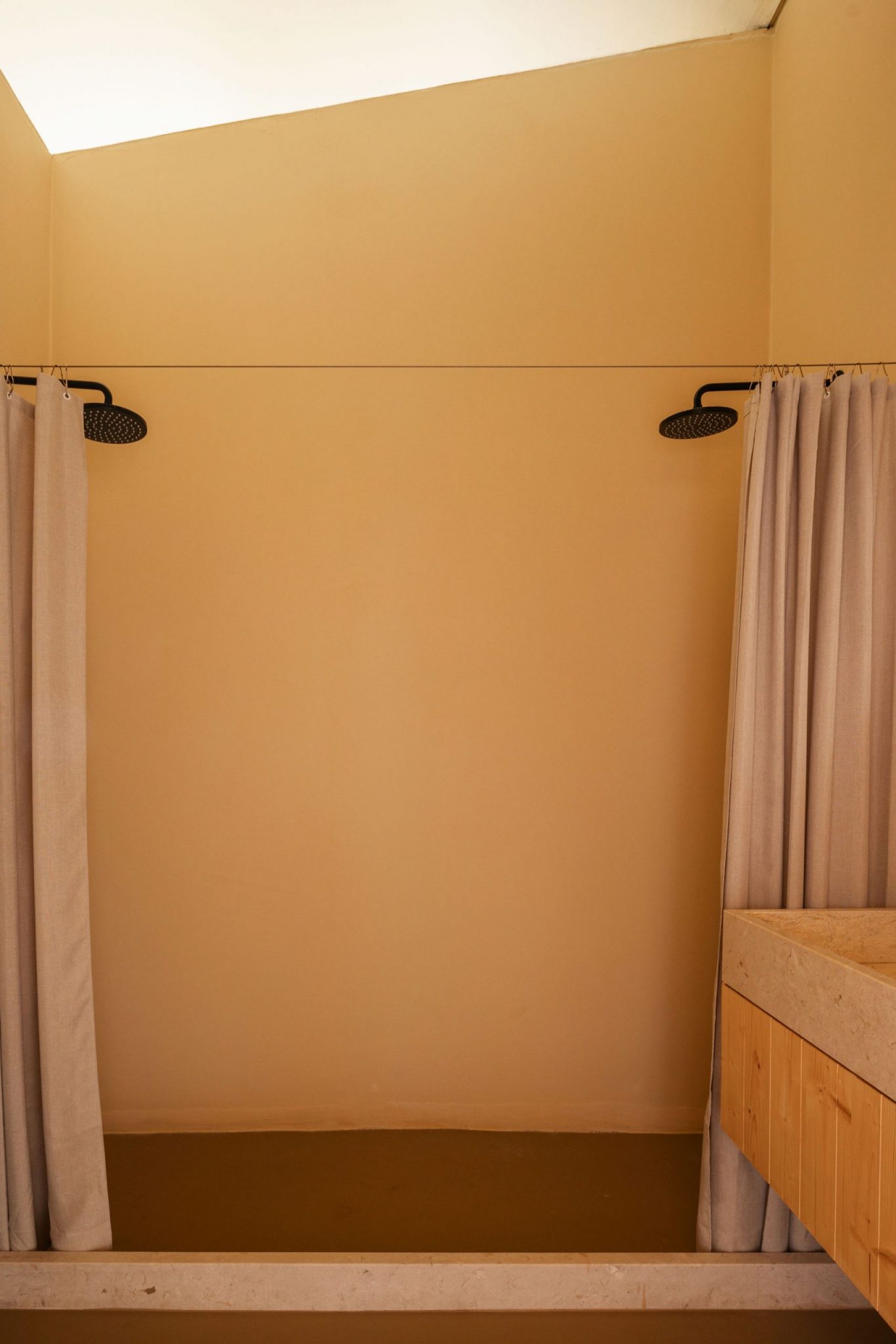 salle de bain douche double maison Portugal décoration contemporaine couleurs de terre