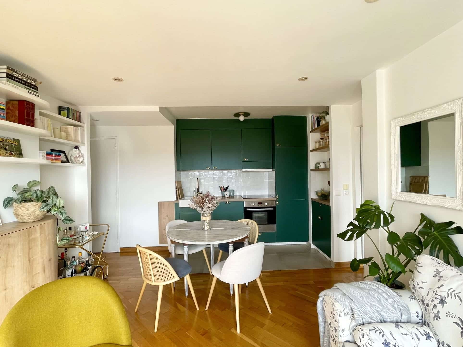 salon avec cuisine ouverte appartement Paris 34m2  instagram https://www.instagram.com/charlotte_gille/