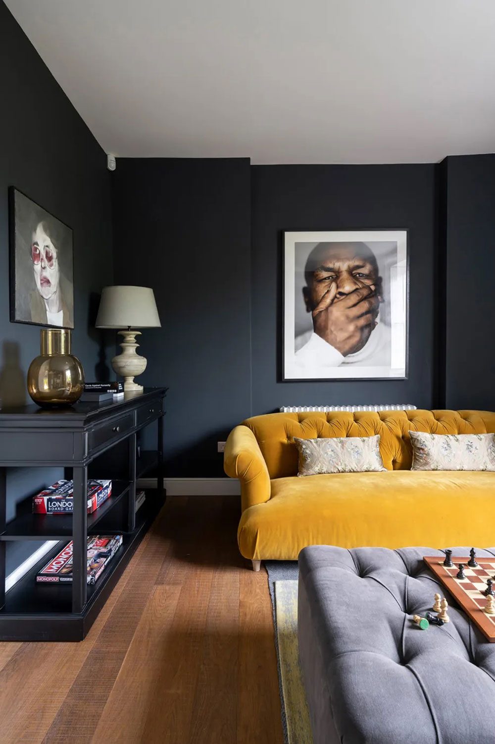 salon murs noirs canapé jaune maison décoration classique chic