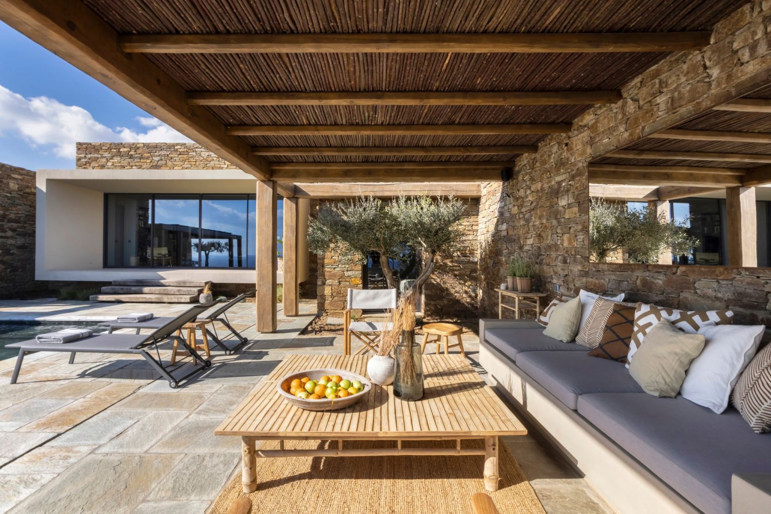 terrasse avec pergola bois maison contemporaine en Grèce