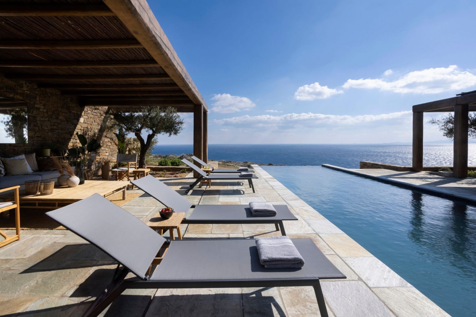 terrasse avec piscine maison contemporaine en Grèce
