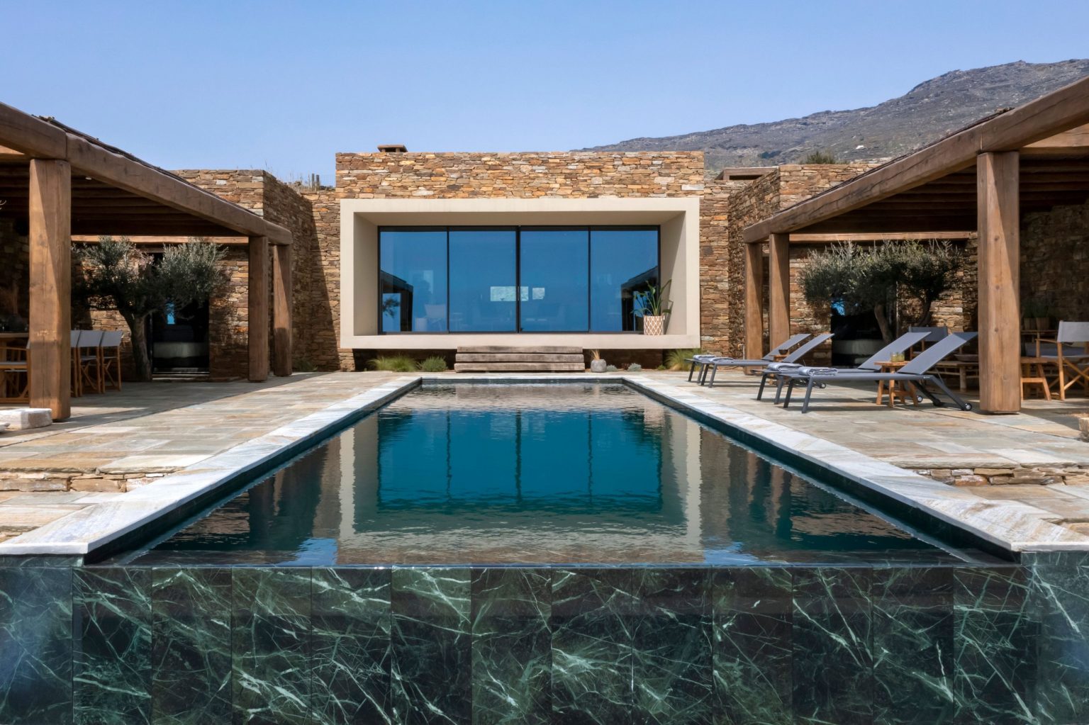 maison moderne murs en pierres avec piscine