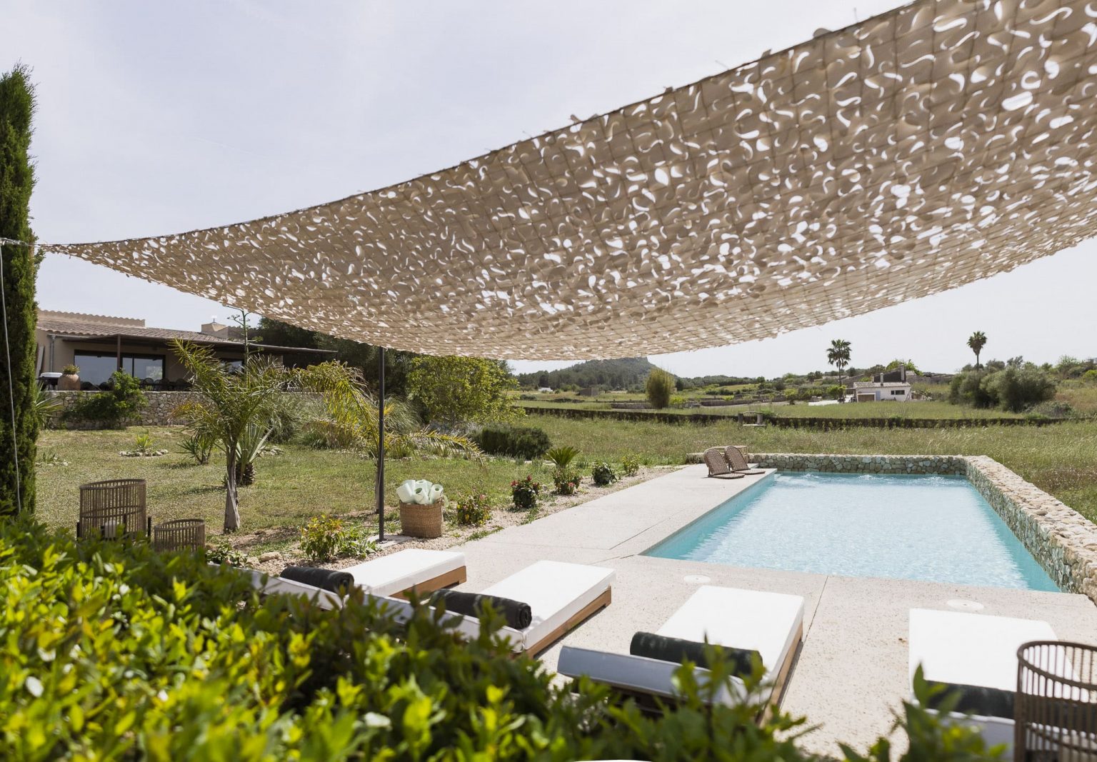 terrasse piscine avec voile d'ombrage camouflage