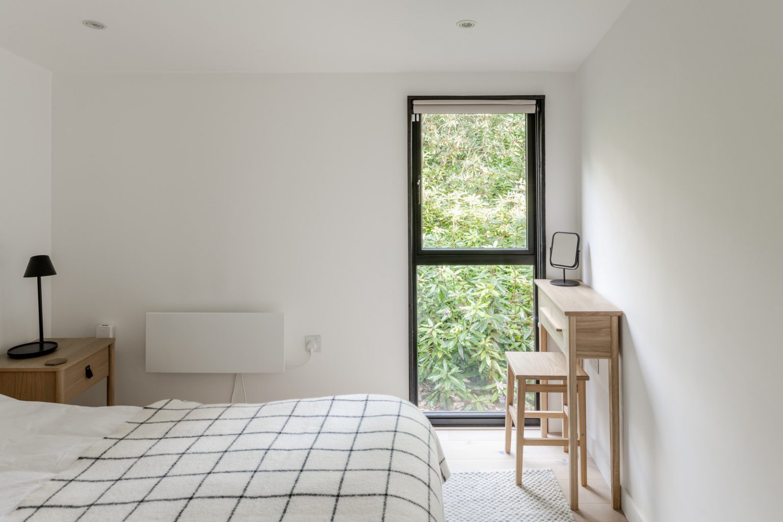 chambre minimaliste maison en bois noir 81m2