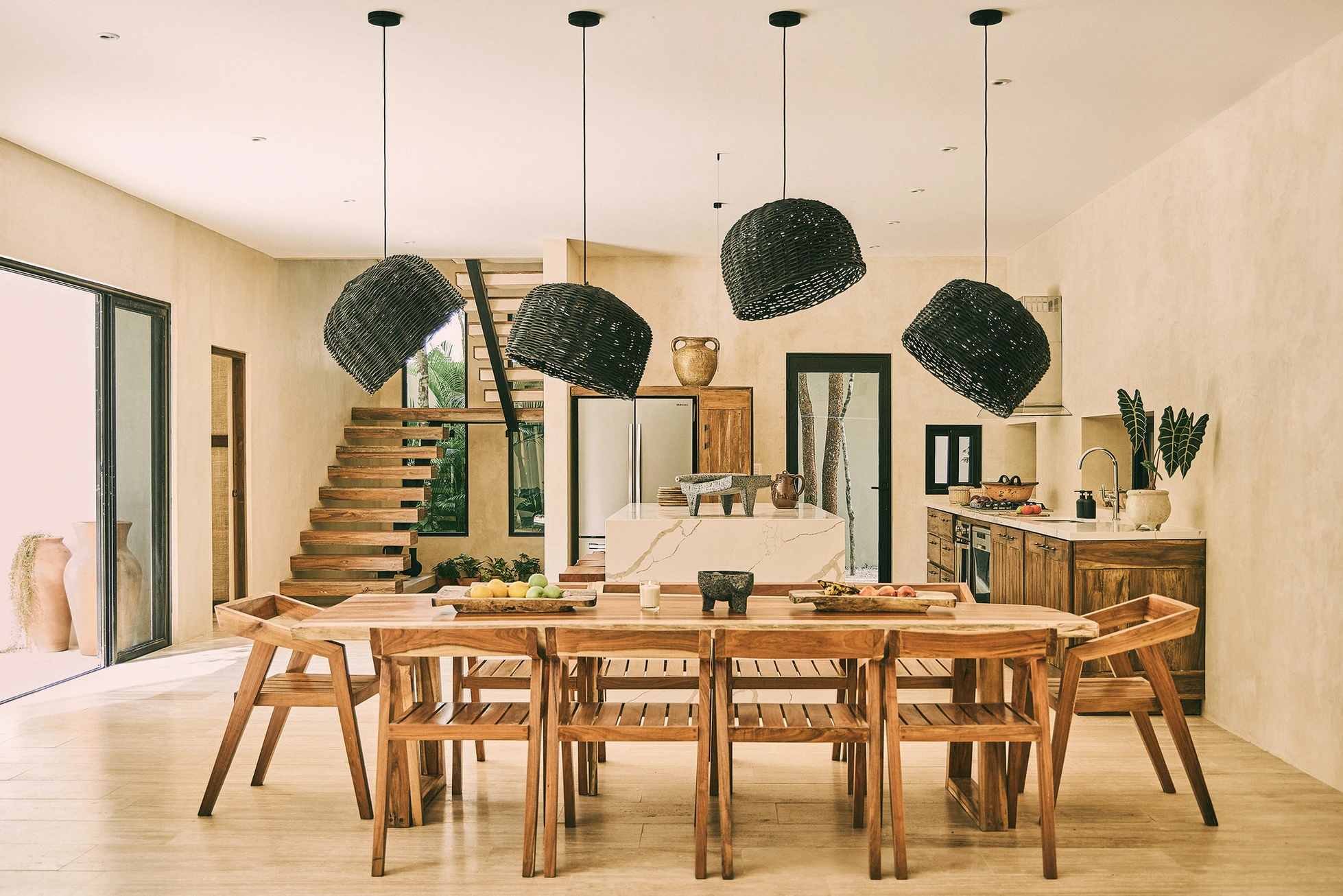 salle à manger et cuisine ouverte maison Tulum décoration contemporaine et naturelle