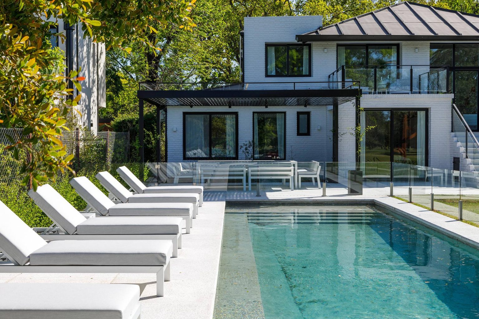 maison contemporaine et rénovée avec piscine