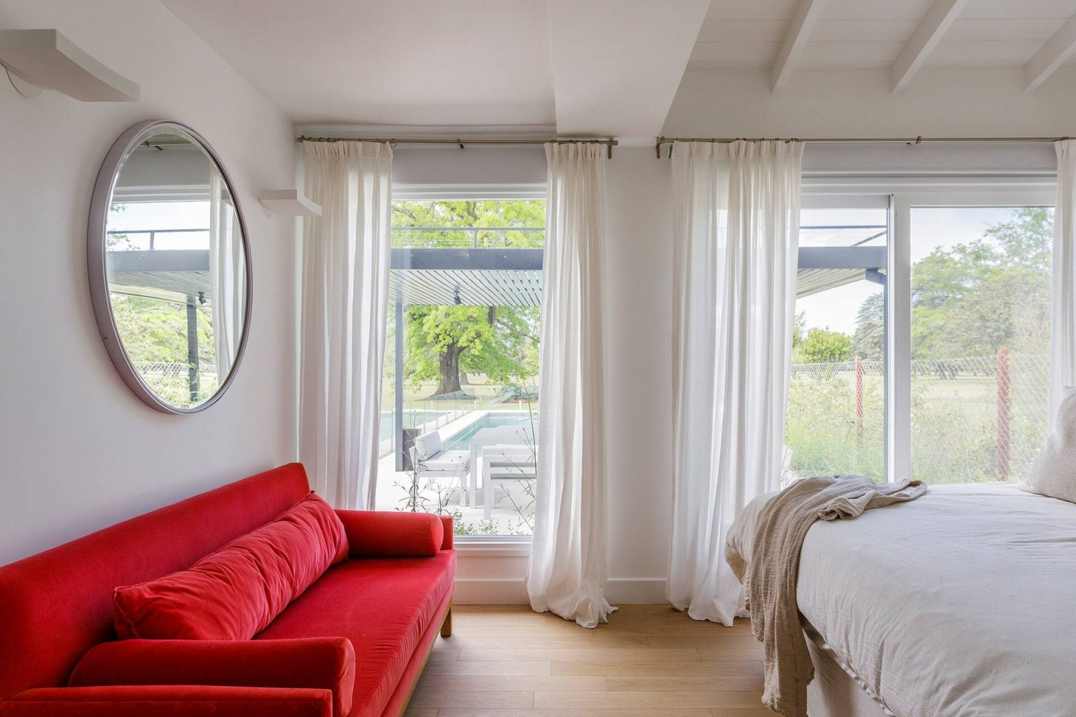chambre blanche avec canapé rouge