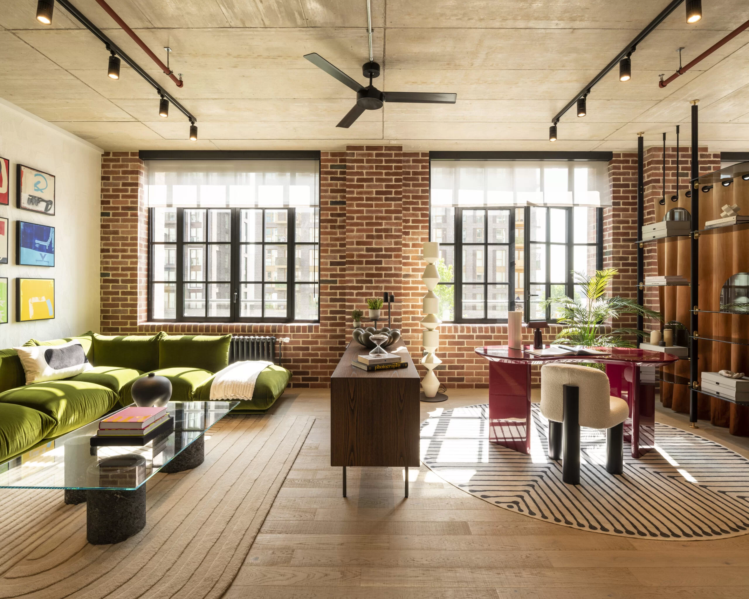 salon avec canapé vert loft Londres