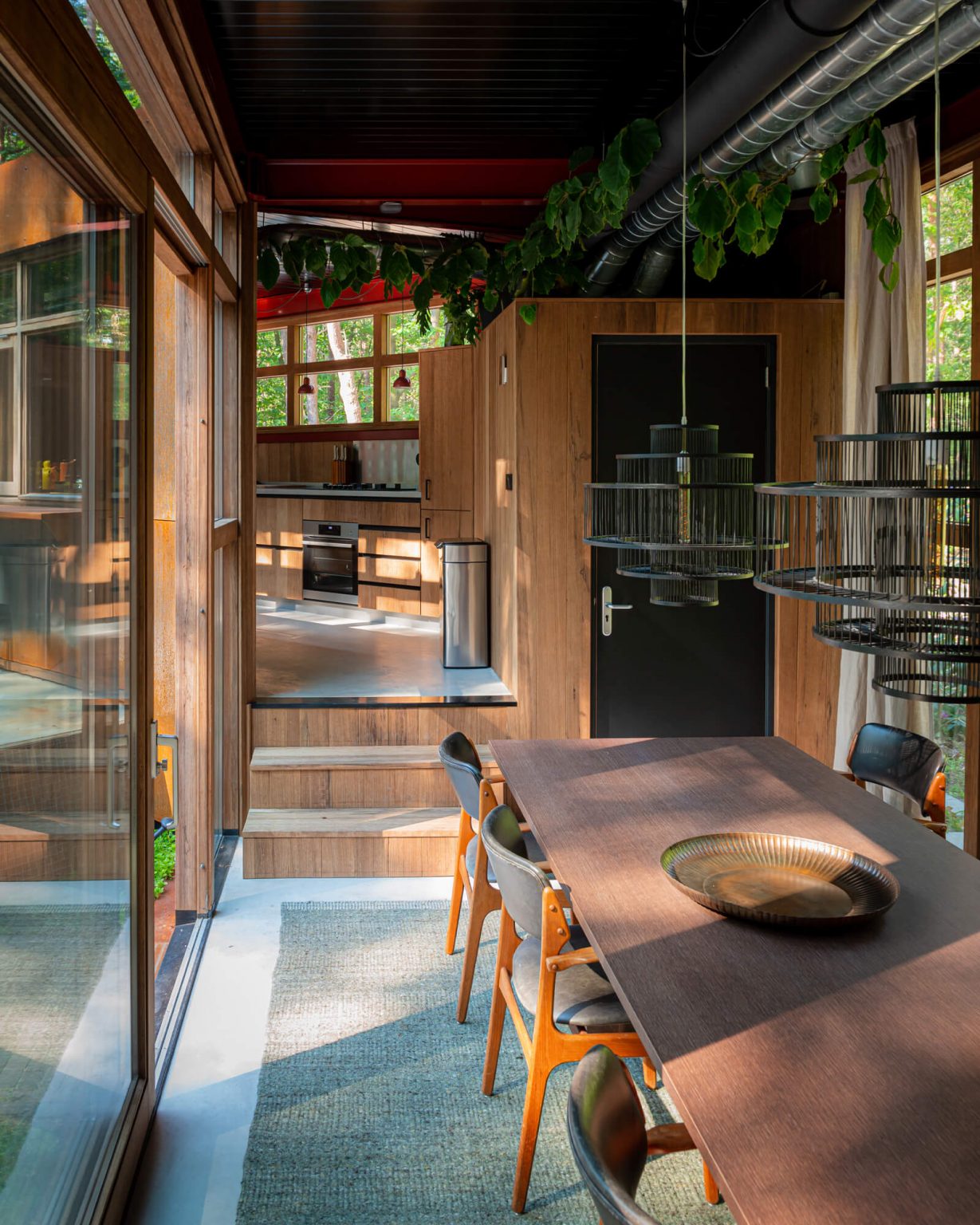 salle à manger maison contemporaine intérieur bois avec piscine naturelle