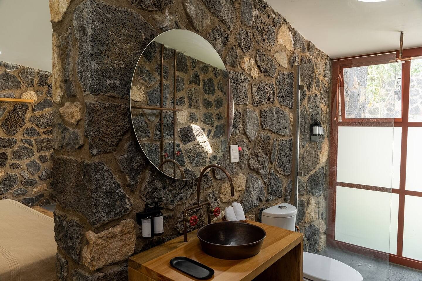 salle de bain maison en bois et pierres Casa Chavela