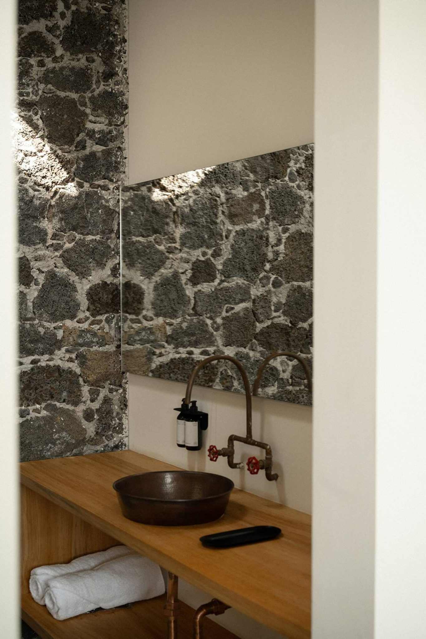 salle de bain murs pierres grises