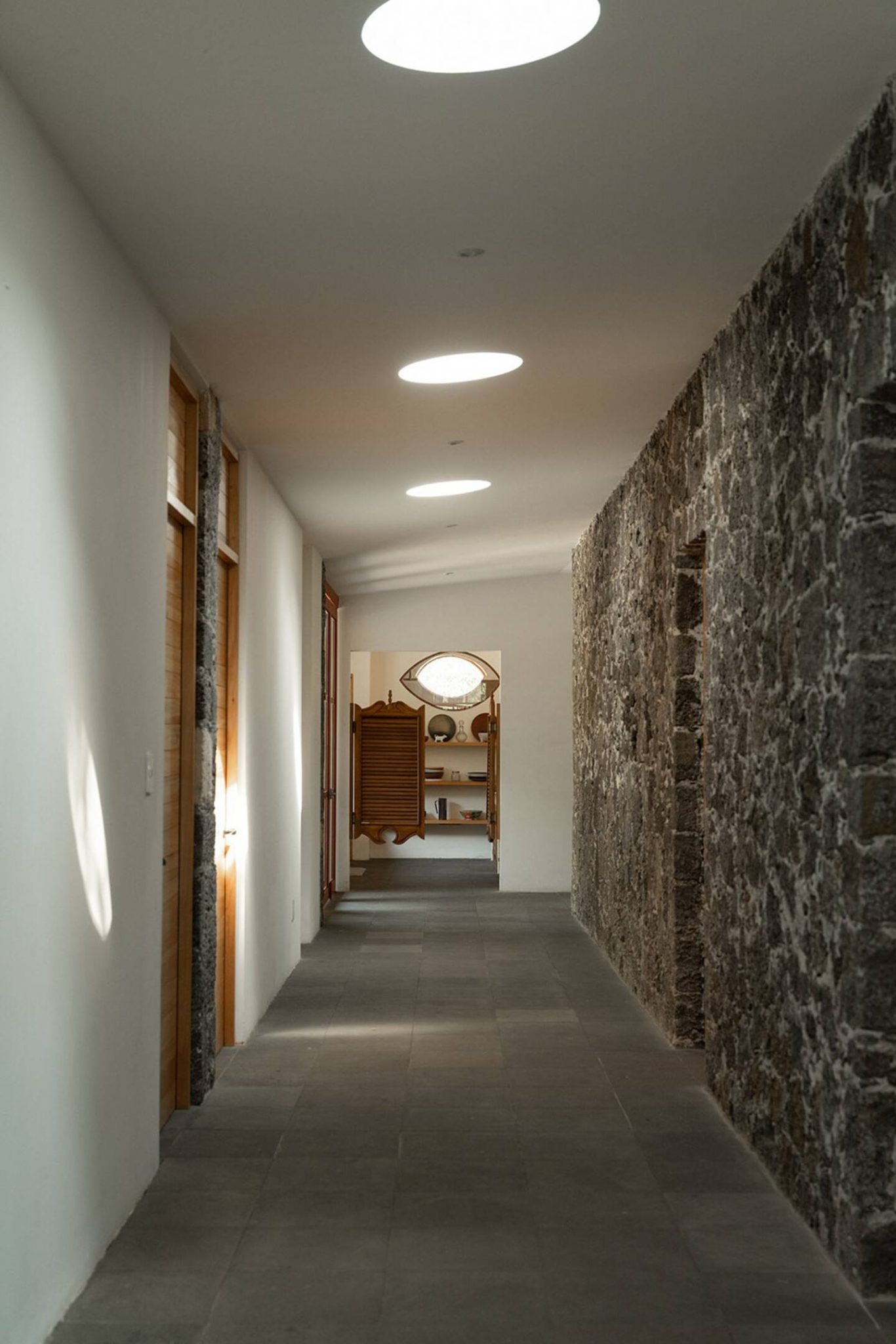 couloir mur de pierre grise