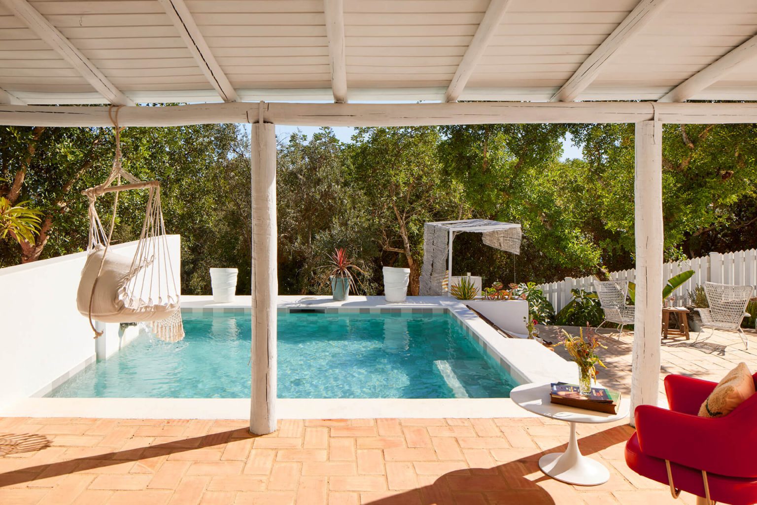 terrasse avec pergola et piscine
