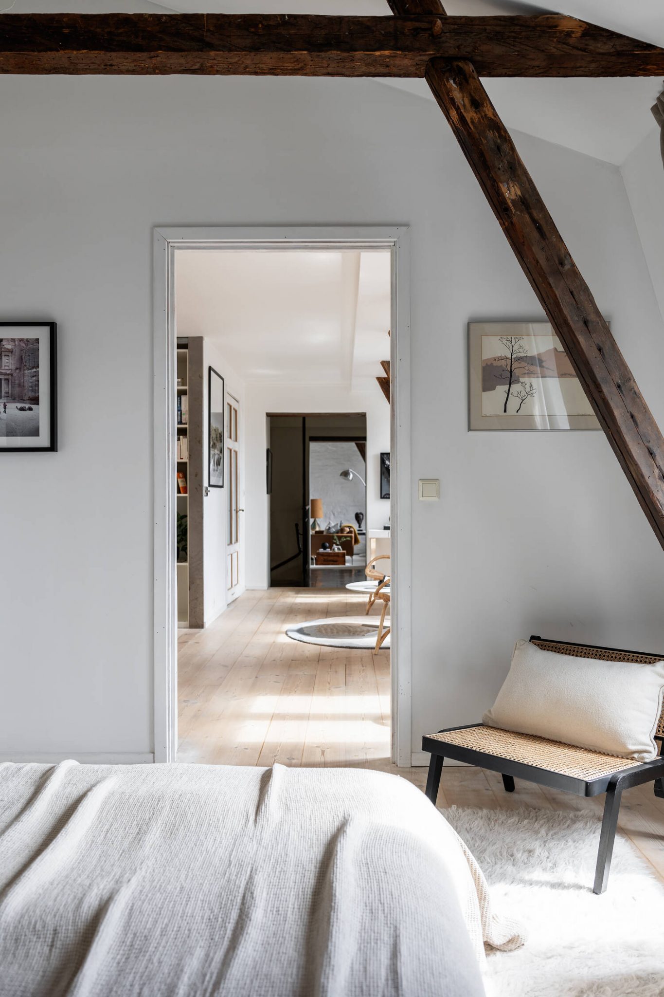 chambre blanche minimaliste appartement avec poutres