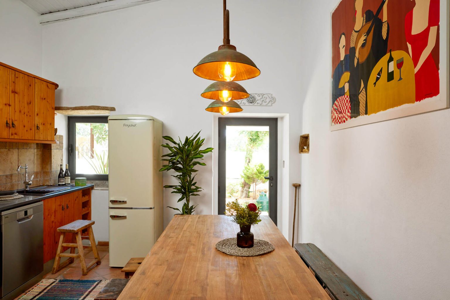 cuisine et salle à manger décoration vintage maison de vacances au Portugal