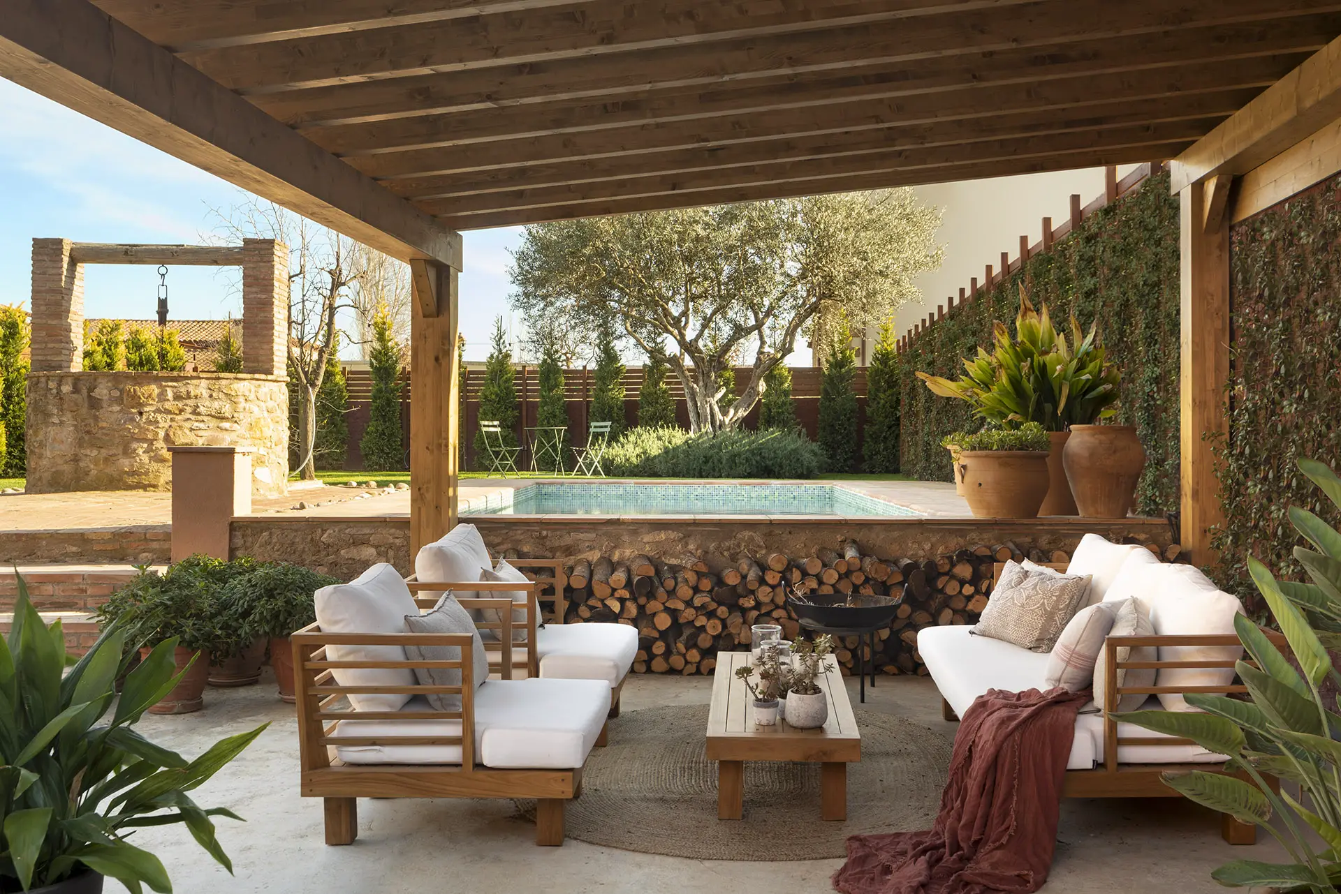 terrasse avec pergola bois et piscine maison en pierre ancienne