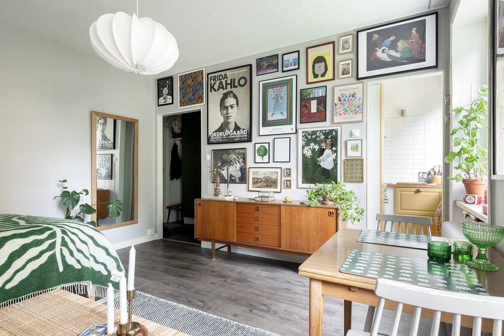 studio décoration vintage avec mur d'images