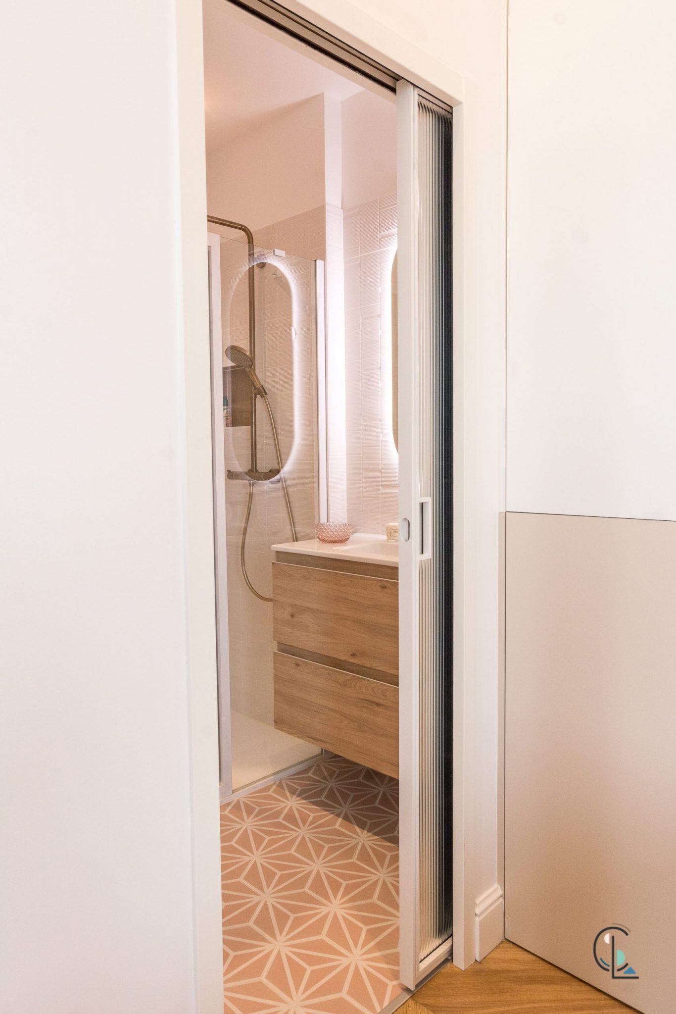 salle de bain avec porte vitrée coulissante