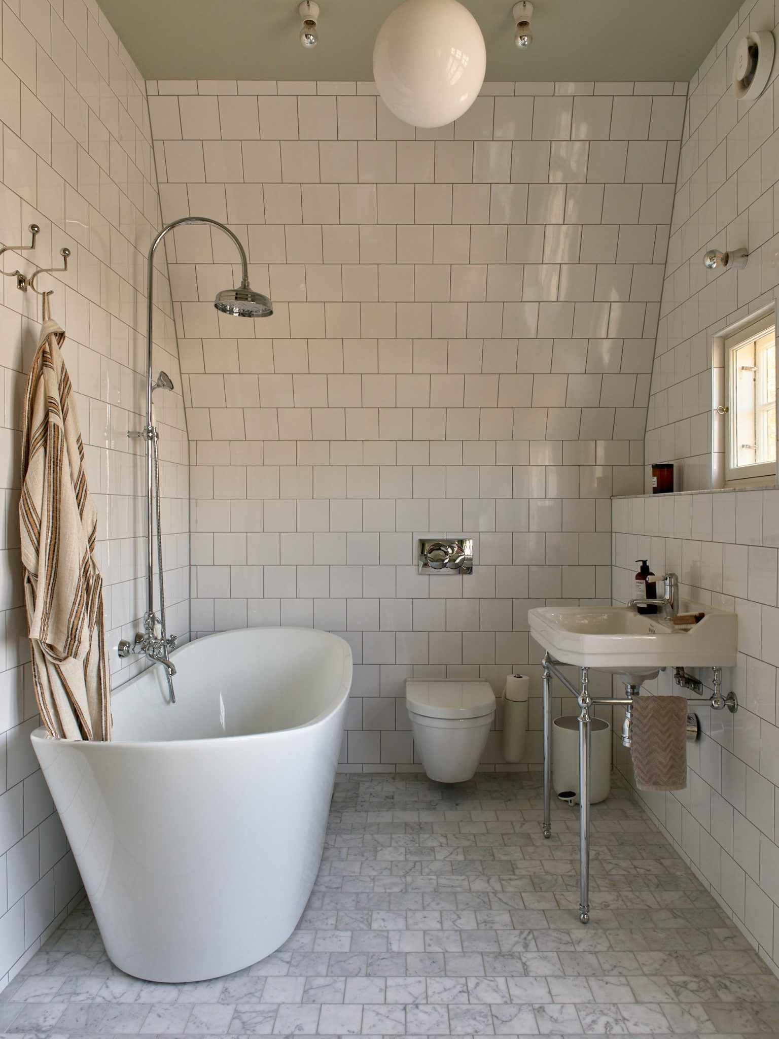 salle de bain style rétro carrelage blanc