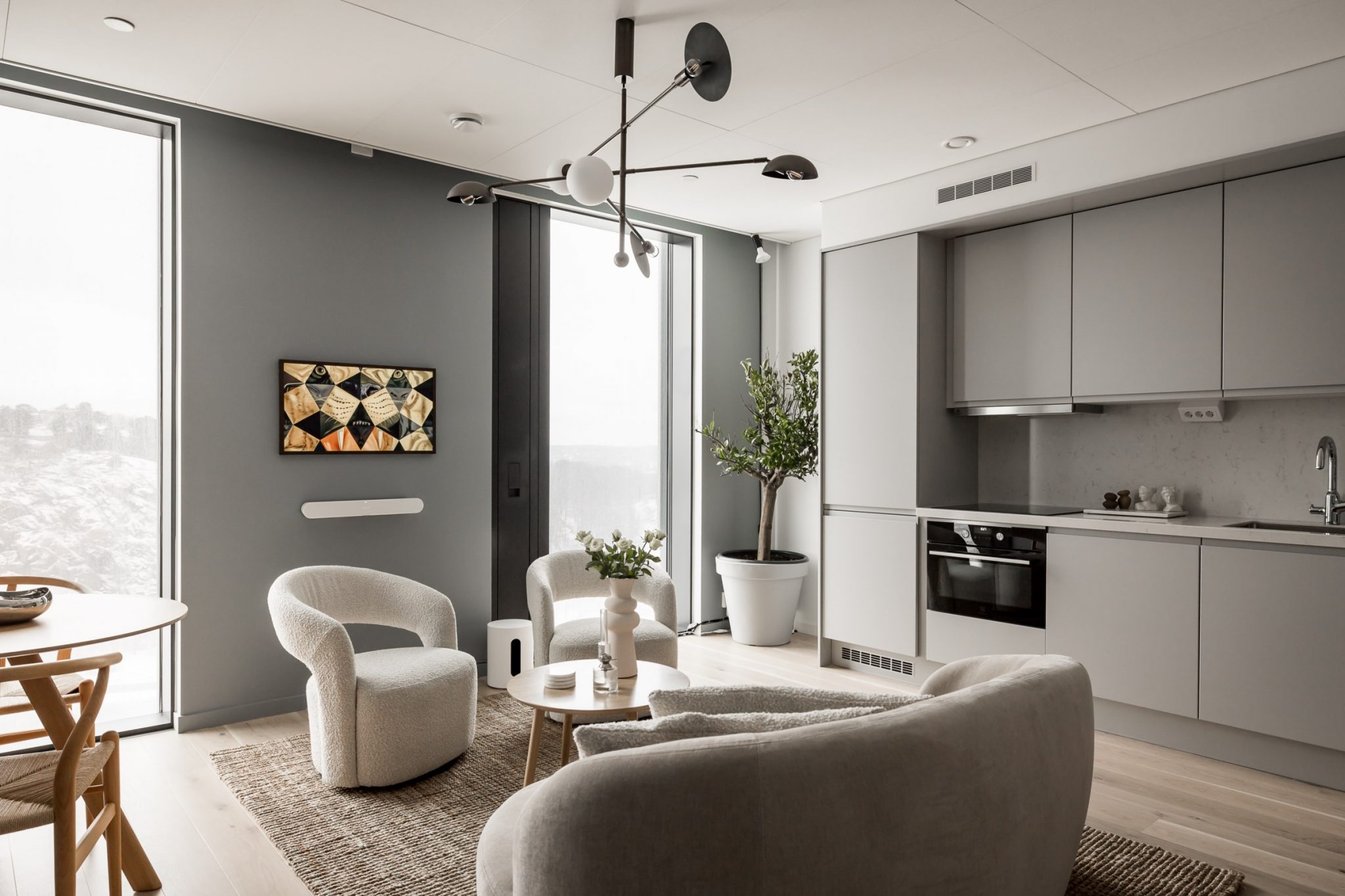 Un studio au design gris de 32m2 avec un lit très discret