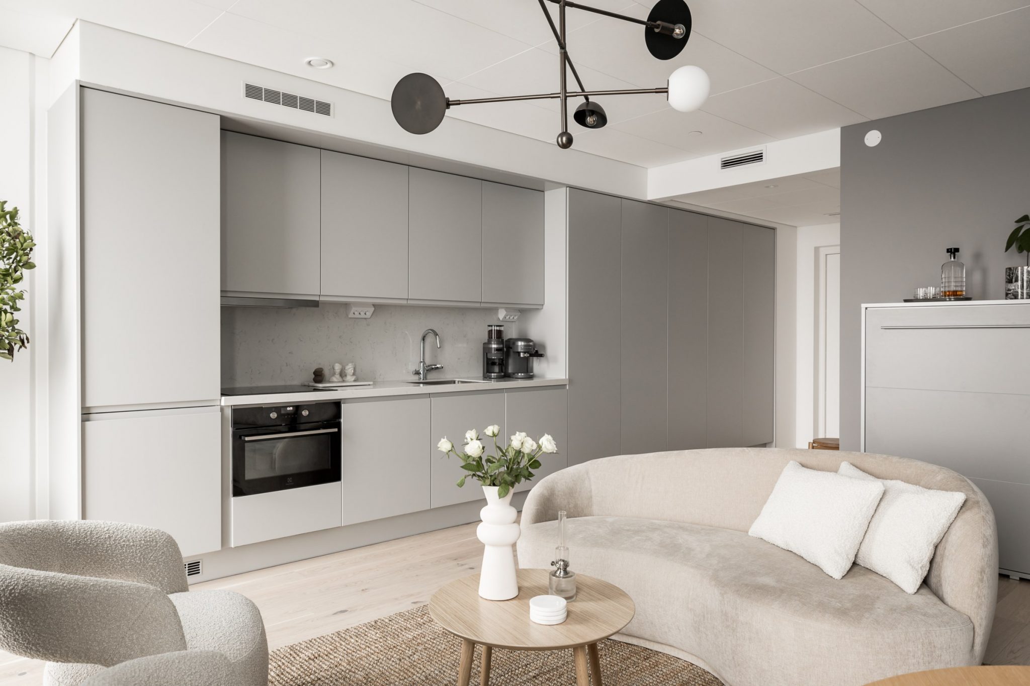 Un studio au design gris de 32m2 avec un lit très discret