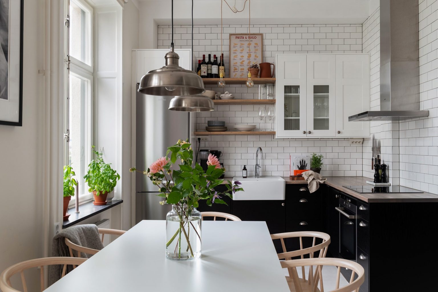 cuisine noire avec salle à manger décoration scandinave